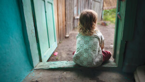 Sute de mii de copii din România trăiesc o bună parte din copilărie fără părinți