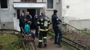 12 persoane evacuate și o persoană transportată la spital în urma unui incendiu într-un bloc din Toplița