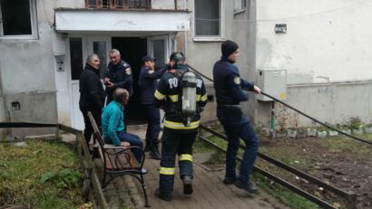 12 persoane evacuate și o persoană transportată la spital în urma unui incendiu într-un bloc din Toplița