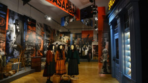 Turiștii pot intra în atmosfera târgurilor interbelice, la Muzeul Județean din Târgu Mureș