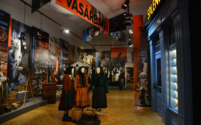 Turiștii pot intra în atmosfera târgurilor interbelice, la Muzeul Județean din Târgu Mureș