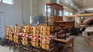 Primăria Miercurea-Ciuc a donat mobilier şcolar oraşului Beregovo din Ucraina