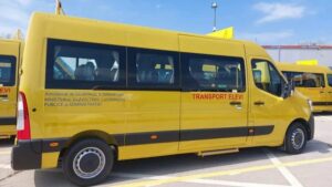 Covasna: Amendă de 7.800 lei pentru un microbuz în care erau îngrămădiţi 31 de elevi, dublul capacităţii admise