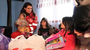 600 de familii nevoiașe din Covasna vor primi pachete de Crăciun prin intermediul Crucii Roșii