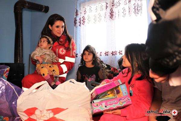 600 de familii nevoiașe din Covasna vor primi pachete de Crăciun prin intermediul Crucii Roșii