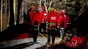 Salvamontiştii din Râşnov caută de azi-noapte o persoană rătăcită în zona Lacului Ţigăneşti