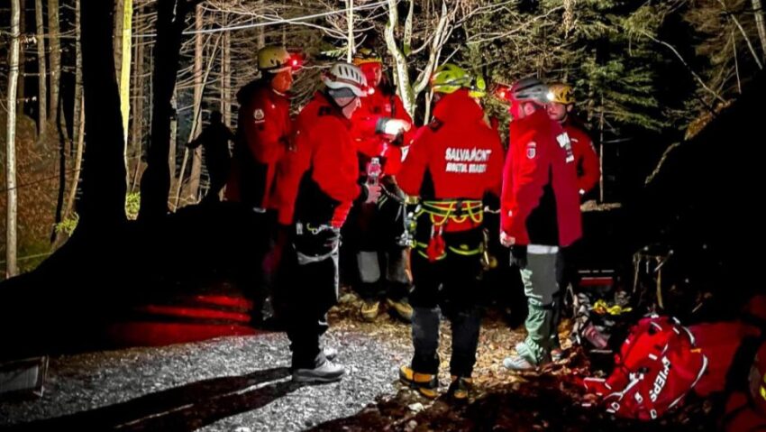 Salvamontiştii din Râşnov caută de azi-noapte o persoană rătăcită în zona Lacului Ţigăneşti