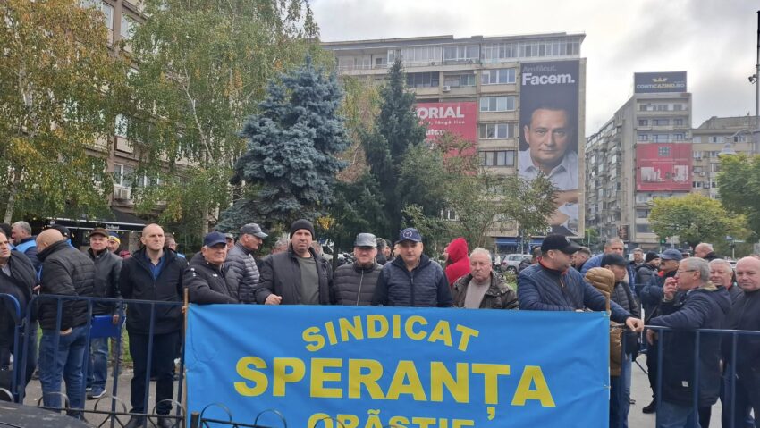 Sindicatele din industria de apărare au protestat, astăzi, în faţa Ministerului Economiei