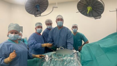Două operaţii de transplant renal robotizat realizate, în premieră, de medici brașoveni