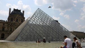 Sute de cărţi au fost distruse la Muzeul Luvru din Paris