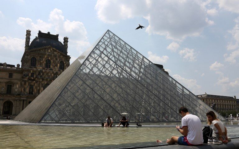 Sute de cărţi au fost distruse la Muzeul Luvru din Paris