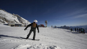 Copilării – Sezonul zăpezii: aventuri pe snowboard