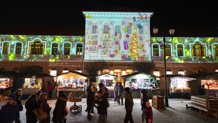 3.000 de desene proiectate pe fațada Teatrului ‘Tamasi Aron’