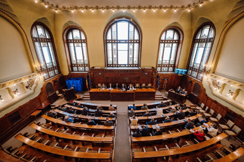 Consilierii județeni mureșeni discută azi despre buget, sănătate, siguranță și aeroport