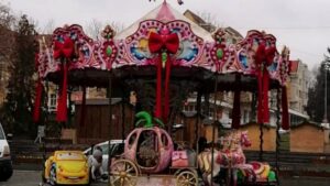 Primăria Sfântu Gheorghe a primit alt carusel decât cel comandat şi spune că e o ‘tentativă de înşelăciune’