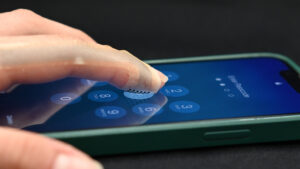 Minutul de viitor, cu Raluca Creț | Un dispozitiv ultra-subțire creat de inginerii de la Northwestern University promite să aducă senzația de atingere reală în spațiul digital