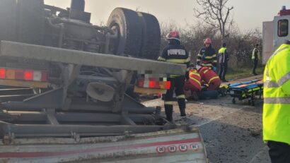Șofer în stop cardio-respirator, după ce un camion s-a răsturnat în județul Mureș