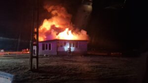 Acoperișul unei case din localitatea Hădăreni a ars în cursul nopții