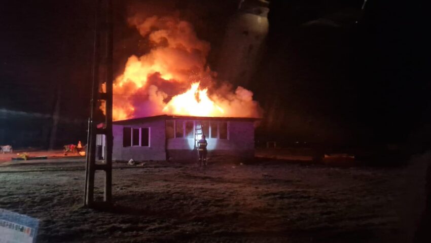 Acoperișul unei case din localitatea Hădăreni a ars în cursul nopții