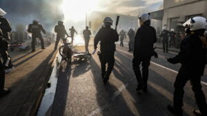 Poliția belgiană a folosit azi gaze lacrimogene și tunuri cu apă împotriva fermierilor care protestează