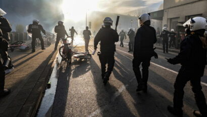 Poliția belgiană a folosit azi gaze lacrimogene și tunuri cu apă împotriva fermierilor care protestează