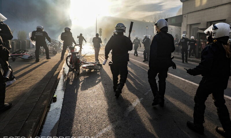 Poliția belgiană a folosit azi gaze lacrimogene și tunuri cu apă împotriva fermierilor care protestează