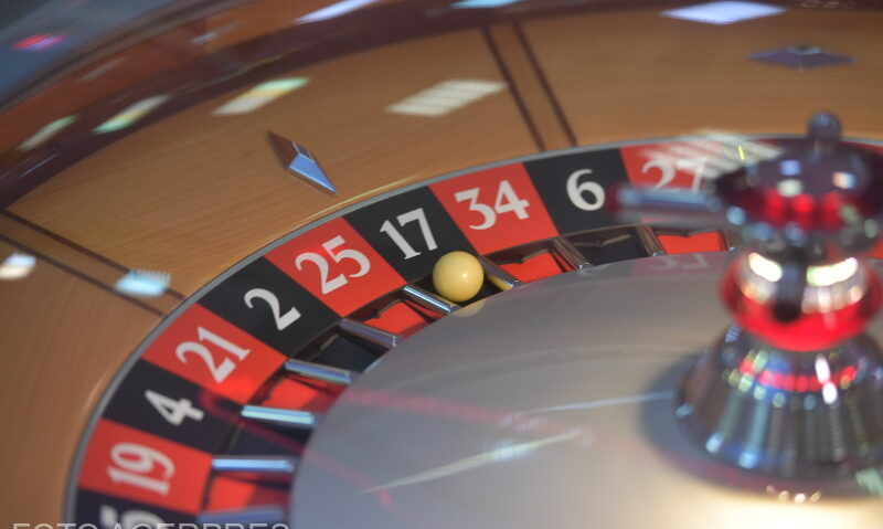 Cuplu acuzat că a folosit o cameră spion și căști pentru a câștiga aproape 600.000 de lire sterline la un cazinou