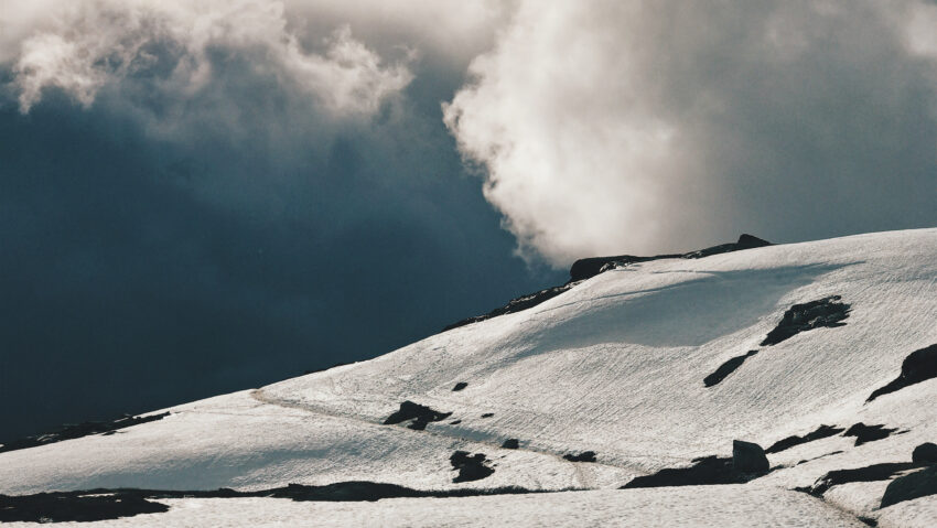 Sibiu: Risc moderat de avalanşe în majoritatea masivelor montane