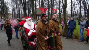 Harghita: Tradiţionala acţiune ‘Maratonul Moşului’ a Crucii Roşii aduce bucurie copiilor şi adulţilor de 35 de ani