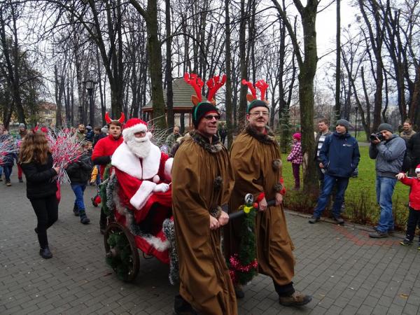 Harghita: Tradiţionala acţiune ‘Maratonul Moşului’ a Crucii Roşii aduce bucurie copiilor şi adulţilor de 35 de ani
