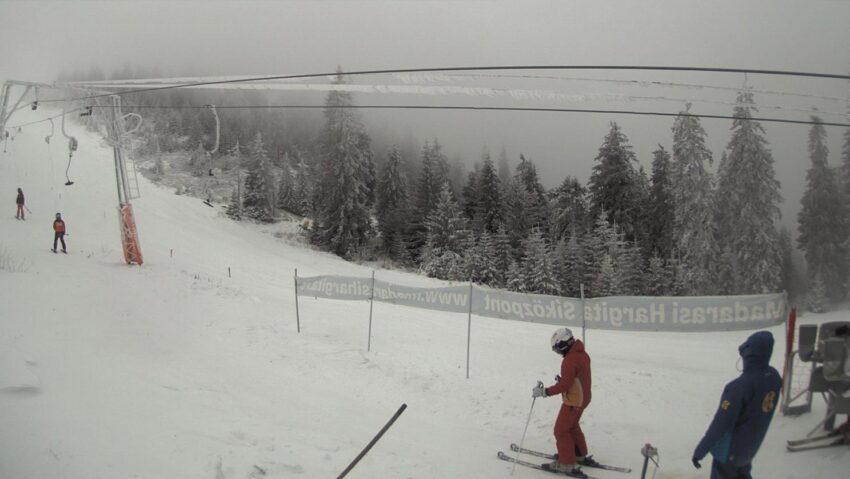 Mai multe pârtii de schi din Harghita funcționează cu zăpadă artificială