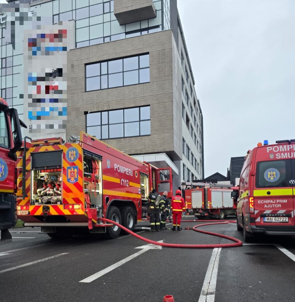 Peste 30 de persoane s-au autoevacuat la Târgu Mureș, în urma unui incendiu