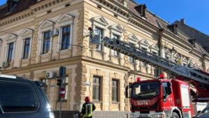 Toți angajații Prefecturii Sibiu s-au autoevacuat, după ce în clădire s-a resimţit miros de gaz