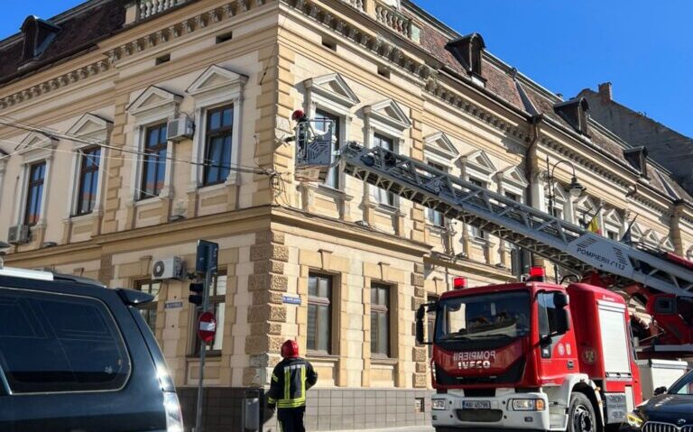 Toți angajații Prefecturii Sibiu s-au autoevacuat, după ce în clădire s-a resimţit miros de gaz