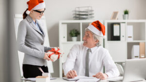 Angajatorii pot oferi beneficii de sărbători, până la 300 de lei, fără să plătească impozit