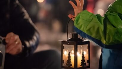 Torţa care va aprinde ultima lumânare de Advent la Sfântu Gheorghe, adusă de cercetaşi