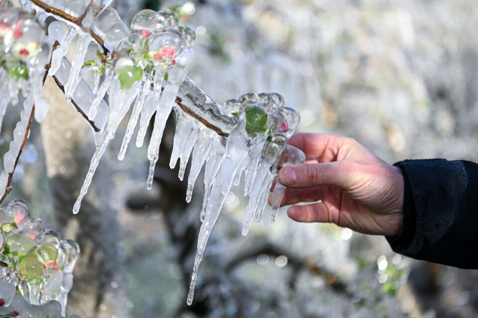Încă o noapte de frig și vremea se încălzește, spun meteorologii