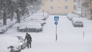 Deținătorii de imobile, asociațiile de proprietari și firmele au obligația să curețe de zăpadă și gheață trotuarele din fața clădirilor