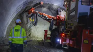 Continuă lucrările pe secţiunea montană a autostrăzii Sibiu-Piteşti