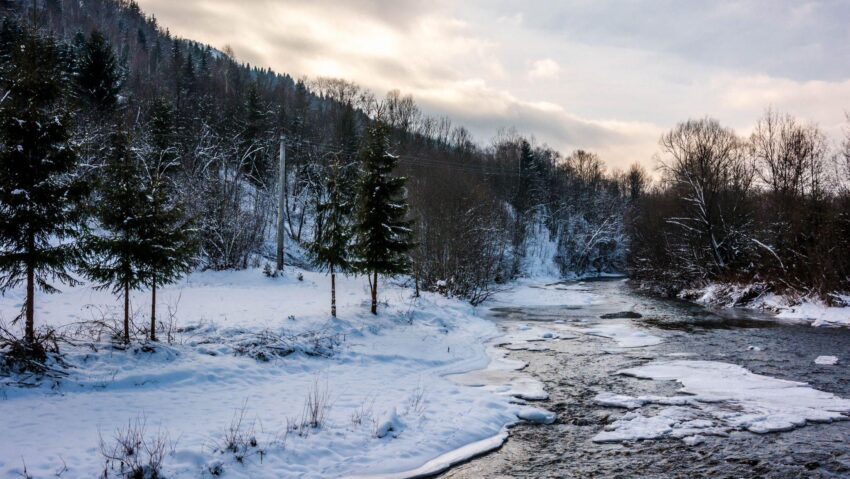 Gheaţă formată pe cursurile mici de apă din Harghita. Autorităţile monitorizează situaţia