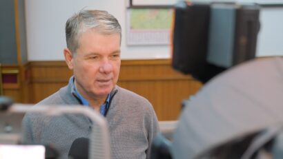 Operatorii de telecomunicații din Brașov, somați sa elimine cablurile inestetice de pe fațadele clădirilor