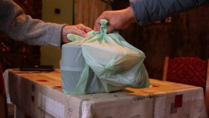 Serviciul ‘Masa pe roţi’ al Asociaţiei Caritas – sprijin esenţial pentru persoanele vulnerabile din Miercurea Ciuc