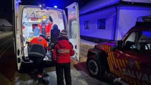 Salvamontiștii mureșeni au sprijinit medicii să ajungă la o gravidă într-o zonă blocată de zăpadă