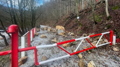 Mai multe bucăți de stâncă s-au prăbușit la intrarea pe Drumul vechi din Brașov, mai exact la Pietrele lui Solomon