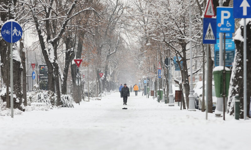 Mai bine de jumătate din țară intră sub cod galben de ger