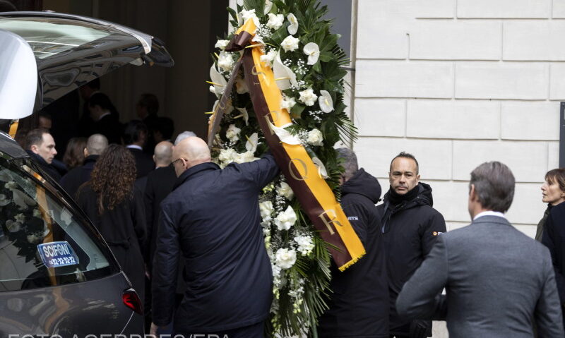 Italia îşi ia adio de la creatorul de modă Valentino