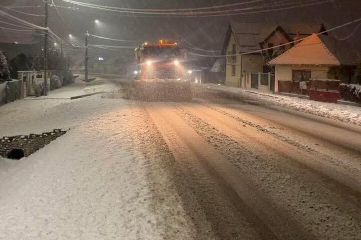 Nu drumarii, ci șoferii sunt cei luați prin surprindere de zăpezi!