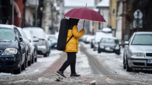 Se circulă în condiţii de iarnă pe mai multe şosele din ţară