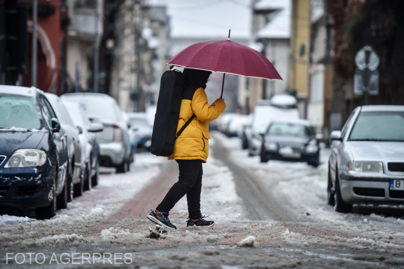Pe mai multe drumuri din țară se circulă în condiții de ceață sau precipitații mixte