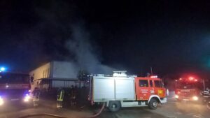 Cinci tone de materii prime au ars, aseară, în incendiul de la abatorul din Gheorgheni